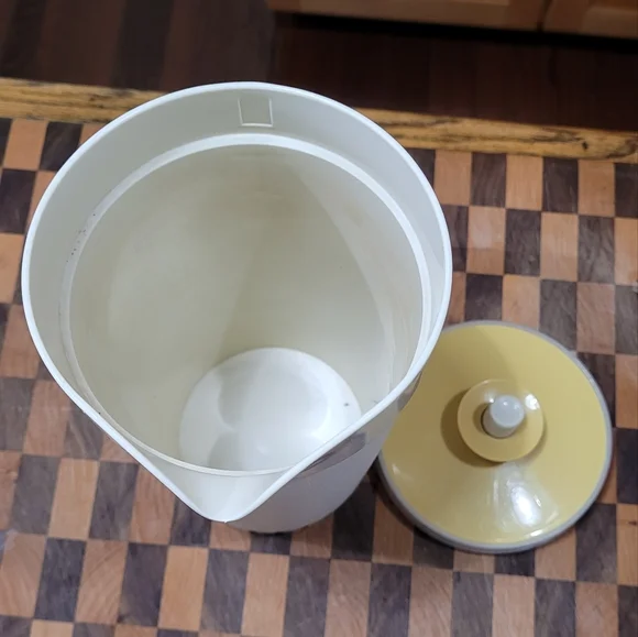 Tupperware 1 Qt Pitcher - Picture 2 of 3